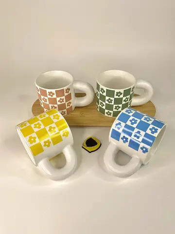 ماگ رنگی دسته ضخیم چهارخونه طرح گل