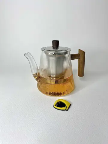 قوری پیرکس گرد شیاردار دسته چوبی تیره قوری پیرکس گرد شیاردار دسته چوبی تیره