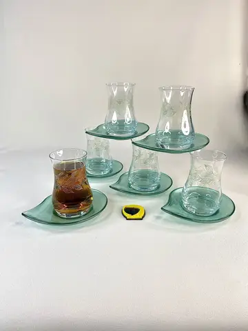 استکان کمر باریک گلدار با نعلبکی سبز استکان کمر باریک گلدار با نعلبکی سبز