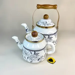 کتری و قوری لعابی طرح گل آبی درب چوبی