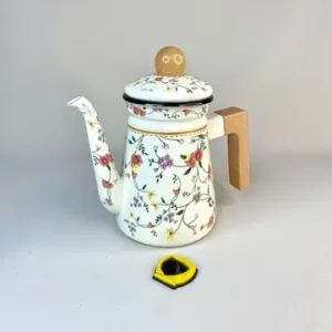 کتری لعابی طرح گل و پیچک دسته بغل چوبی